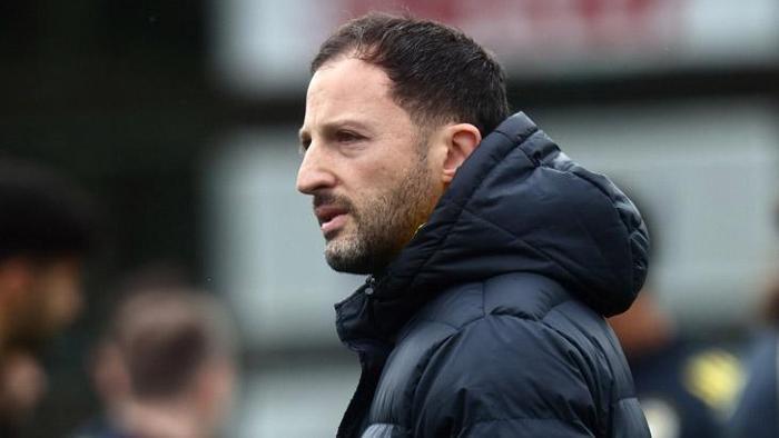 SIK SIK UYARDI
Öğrencilerinin hırslı ve sıkı bir şekilde çalışmaları, Domenico Tedesco’yu fazlasıyla mutlu etti. İtalyan teknik adam, taktik çalışma sırasında sık sık antrenmanı durdurup takıma uyarılarda bulundu. Tedesco, Trabzonspor’un güçlü ve zayıf yönlerini öğrencilerine anlattı, nasıl oynamaları gerektiğini uygulamalı olarak gösterdi.