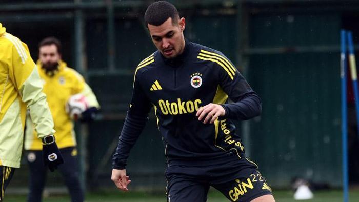 LEVENT MERCAN SEVİNCİ
Fenerbahçe’de yüzleri güldüren bir gelişme daha yaşandı. 10 Ocak’ta Galatasaray ile oynanan Süper Kupa maçında sakatlanan Levent Mercan, o tarihten beri sahalardan uzak kalmıştı. Tedavisi tamamlanan 25 yaşındaki oyuncu, dünkü idmanın tamamında takımla çalıştı ve sorun yaşamadan antrenmanı tamamladı. Böylece takımın as sol beklerinden biri dönmüş oldu. Brown’ın sakatlığı ise devam ediyor.