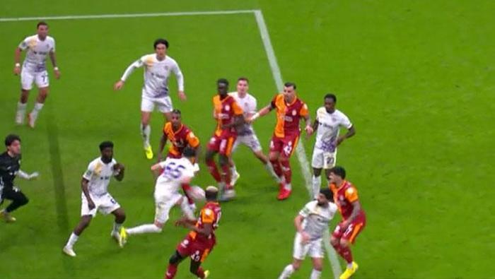 GALATASARAY'IN PENALTI BEKLEDİĞİ POZİSYON
Bülent Yıldırım: 'Sol kola savurduğu gole temas yok penaltı yok.'Deniz Çoban: 'Galatasaray pozisyonun devamında golü bulduğu için VAR tarafından inceleme olmamıştır. Osimhen'in itirazları yersiz. Penaltı yok pozisyonda.'Bahattin Duran: 'Penaltı da olsaydı VAR buraya dönmezdi.'
