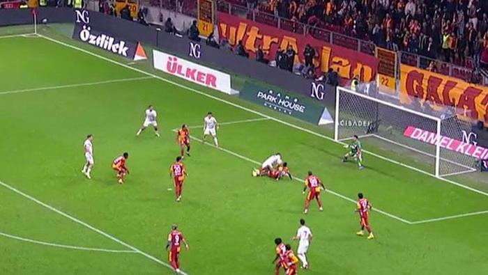 EYÜPSPOR'UN GOLÜ ÖNCESİ FAUL VAR MI?
Bahattin Duran: 'Burada bir ihlal söz konusu değil. Burada top kırmızılı oyuncudan geliyor. Beyazlı önde olsa bile oradan değerlendirilmez. Gol nizami.'