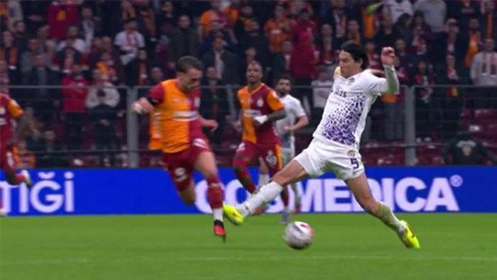 BEDİRHAN'IN GÖRDÜĞÜ KIRMIZI KART DOĞRU MU?
Bülent Yıldırım: 'Bir sonraki hamlesini etkiledi mi? Etkiledi. O zaman yüzde 100 faul.'Deniz Çoban: 'Top kontrolü var mı? On numara, Yunus topu önüne öyle bir almış ki savunmacının yapabileceği tek şey peşinden koşmak. Yunus'u yakalayabilecek bir oyuncu yok. Benim izlediğim pozisyonda çok net bir faul var. Yapılan müdahale ile Yunus'un ayak koordinasyonu bozulmuş, takılmış ve düşmüş. Oyucunun bir sonraki hamlesi kısıtladığı için net bir faul. Bundan daha net bir açı olamaz.'Bahattin Duran: 'Çok net faul, çok net kırmızı kart. Hakemin sahada bunu vermesi çok doğru karar. Hakemin kırmızı kartı sahada vermesi çok doğru bir karar.'