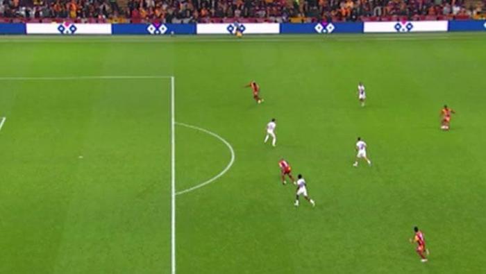 OSIMHEN'İN İPTAL EDİLEN GOLÜ
Bahattin Duran: 'Yardımcı hakemin zamanlaması çok doğru. Kritik bir pozisyonda oyunun devam etmesine izin veriyor. Top ağlara gittikten sonra da bayrağı kaldırıyor. Osimhen'in üst bedeni önde.'