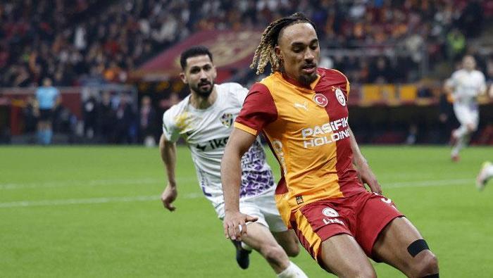 FAVORİ ÇIKTI, RAHAT KAZANDI / TUNÇ KAYACI - FANATİK
Juventus maçı öncesi Galatasaray, kağıt üzerinde favori olduğu bir karşılaşmaya çıktı. Aslında kolay gözüken maçlara konsantre olmak zordur nasıl olsa biri çıkar bize bu maçı kazandırır anlayışının kâbusa dönüştüğü 90 dakikalar görmüşüzdür geçmişte. Sanırım bu anlayışı iyi bilen Okan Buruk rakibe saygı duyarak maça presle başlayıp erken bir golle öne geçmeyi planlamıştı. Sanırım bu erken gol Buruk’un düşüncesinden çabuk geldi.