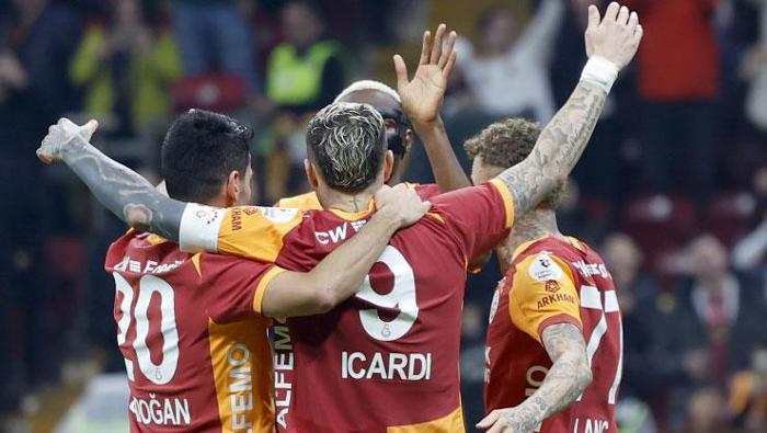 Ancak erken golden sonra gördük ki Eyüpspor performansı etkiliydi ve iyi ki erken öne geçmişiz dedirtti Galatasaraylılar’a. Şunu net gördük ki Eyüpspor sahaya puan almaya ve futbol oynamaya çıkmış, kalesine duvar örmeden mücadele etti. Atilla hoca biliyor ki Galatasaray gibi yıldızlar topluluğuna kapanarak şansın olmaz. En azından hücumsal tehditlerle bu oyunda ısrar etmeyi denedi, gücü yettiği kadar ama bir yere kadar. 2-0 yenik duruma düştükten sonra bir kırmızı kartla 10 kişi kalan Eyüpspor için işler iyice zora girdi puan umudu açısından. İlk yarıda sahanın yıldızı Hollandalı Lang, üst üste 3. maçında da göz kamaştırdı.