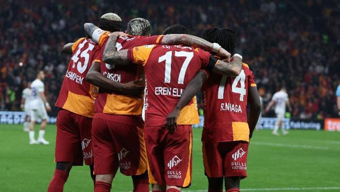 HEDEF ŞİMDİ JUVE
İkinci yarı tek kale bir maç izledik. Rakibin bir kişi eksik olması, ev sahibi ekibi iyice rahatlattı. Okan Buruk farkı yakaladıktan sonra genç isimleri de haklı olarak sahaya sürdü ve bir anlamda formaya ısındırdı. Gecenin rengi Icardi, Galatasaray formasıyla 2. kere hat-trick yaptı ve eski günlerine dönüyorum mesajını verdi. Tabii ki görece olarak kolay gözüken maçta değil. Beklenti zor maçların oyuncusu olmalı Icardi. Ancak fizik güç olarak Arjantinli yıldız iyi bir seviyede diyebiliriz. 90 dakikanın özeti, dün gece Galatasaray favori çıktığı maçta Juventus karşılaması öncesi rahat bir galibiyet alıp salı gününü beklemeye başladı.