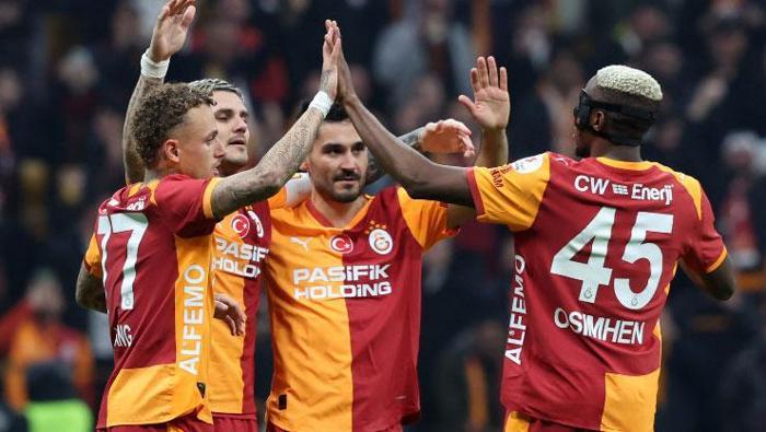 SALI GECESİ OYNAR MI?
Bu hücum şablonunda Icardi’nin seken toplara yönelmesi Galatasaray’a ekstra pozisyon anlamı taşıdı. Nitekim Icardi’nin golü de böyle bir planın ürünüydü. Arjantinli fenomenin dönüş maçı gibiydi dün gece. Icardi, ekmeğini taştan çıkardı, attığı her golü hak etti, Galatasaray kariyerindeki ikinci hat-trickini yaptı. Elbette akıllardaki soru şu; salı gecesi Juventus’a karşı Icardi, Okan Buruk’un ana planında yer alacak mı? Lang, oldukça hareketli ve şutu güçlü bir forvet. Geldiği günden itibaren Okan Buruk’un elini hayli güçlendiriyor. Lang ve Asprilla’nın gelişi rekabeti birkaç basamak yukarı çıkardı, Barış Alper ile Yunus’u hayata döndürdü.