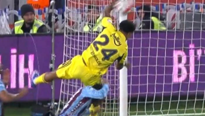 OOSTERWOLDE'NİN HAREKETİNDE FAUL VAR MI?
Bülent Yıldırım: Hakem önce faul çalıp sonra ofsayt kararı veriyor. Deniz Çoban: Ofsayttan önce faul gerçekleşmiş olabilir. Önce Direkt serbest vuruş kararı veriyor. Sonra ofsayt veriyor. Aynı anda iki ihlal varsa ağır olan verilmeli. Bahattin Duran: Deniz Çoban'ın dediği prosedürü uygulamalıydı.