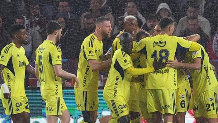 DEPLASMANDA 28 PUANLA ZİRVEDE
Sarı-lacivertliler, bu sezon dış sahada 12 maça çıktı. Bu süreçte 8 galibiyet, 4 beraberlik alan Fenerbahçe, 28 kez gol sevinci yaşarken, kalesinde 11 gol gördü. Tedesco'nun öğrencileri konuk olduğu son 4 deplasmanda da sahadan galibiyetle ayrıldı.