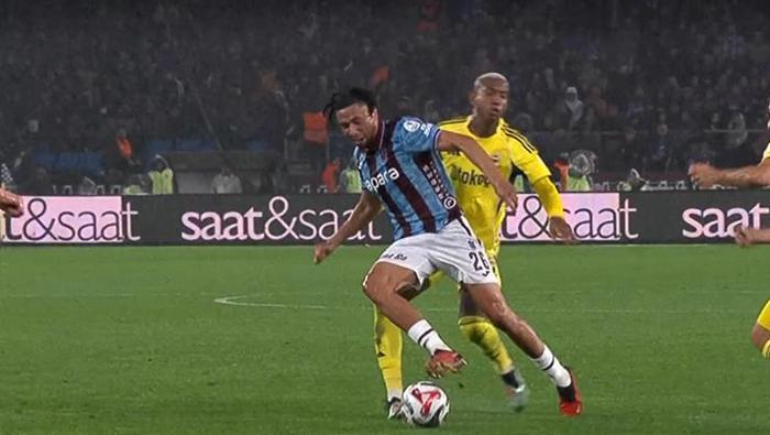 TALISCA'YA VERİLEN SARI KART DOĞRU MU?
Deniz Çoban: Baktığımız zaman ekrandan topa uzanmış bir ayak ve diz baldıra gelmiş dikkatsiz bir temas sarı kartın fazla olduğunu düşünüyorum. Bahattin Duran: Ben de canlı da seyrettiğimde net sarı kart dedim. Ancak detaylı baktığımızda karttan tasarruf edilebilirmiş. Bülent Yıldırım: Bence de sadece faul olmalıydı sarı karta katılmadım.