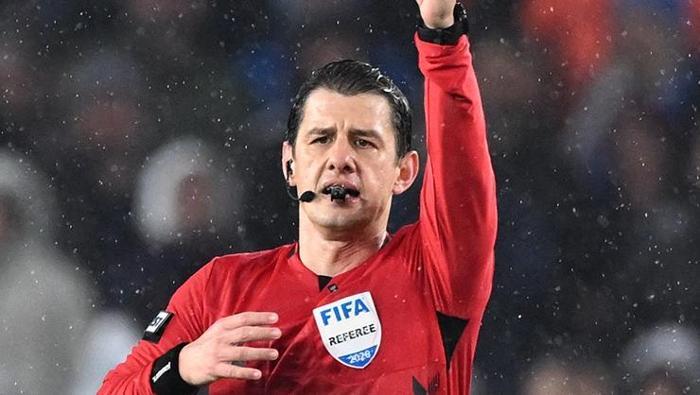 KARARLARI TARTIŞILDI
Trendyol Süper Lig'de Trabzonspor ve Fenerbahçe arasında oynanan maçta düdük çalan hakem Halil Umut Meler'in kararları çok tartışıldı.