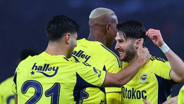 ÜST ÜSTE 5. GALİBİYET
Sarı lacivertliler, ezeli rakibiyle ligde oynadığı son maçlarda üstünlük kurdu. 4 Kasım 2023'te oynanan lig maçını Trabzonspor 3-2'lik skorla kazanırken, sonrasında 3'ü Trabzon'da, 2'si İstanbul'da olmak üzere 5 maçta Fenerbahçe sahadan galip ayrıldı. Taraflar 139. kez karşı karşıya gelirken, sarı-lacivertliler 56. galibiyetini elde etti. Fenerbahçe, lig maçlarında ise rekabette 45. galibiyetini aldı.