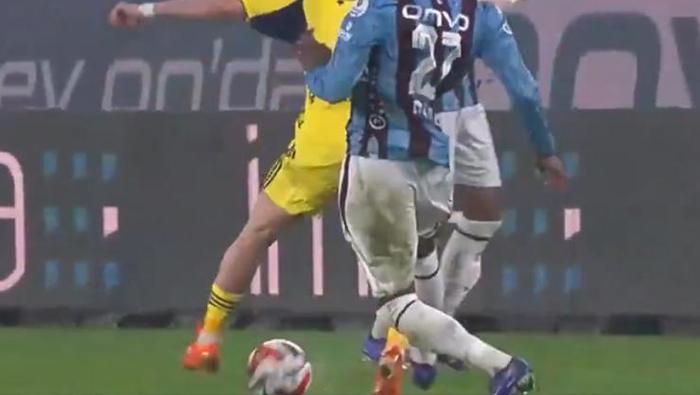 KEREM'İN YERDE KALDIĞI POZİSYONDA DEVAM KARARI DOĞR MU?
Bahattin Duran: Hakemi kesinlikle eleştiremem. Pozisyonun faul olduğunu düşünüyorum. Deniz Çoban: Benim şahsi fikrim faul çalınsa çok daha doğru olurdu. Fakat hakemi de yorumundan dolayı eleştiremem. Faul değil diyene saygı duyarım.