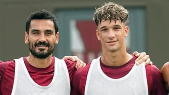 17 yaşındaki genç futbolcu, Galatasaray'dan gelen sözleşme teklifini kabul etmedi ve takımdan ayrılma kararı aldı. Hakan Çağrı Balta, 18 yaşına girdiğinde Galatasaray'dan ayrılmayı planlıyor.