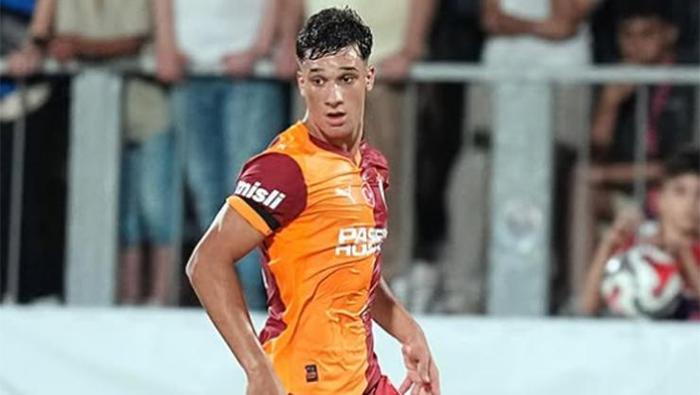 Çağrı’nın kararı olumsuz olursa A takımla idmanlarda çıkamayacak. 15 Mayıs’ta 18 yaşına girecek olan futbolcunun Fenerbahçe ile el sıkıştığı öğrenildi. Genç oyuncu, reşit olduktan sonra düşük bir bedelle sarılacivertlilere geçebilecek