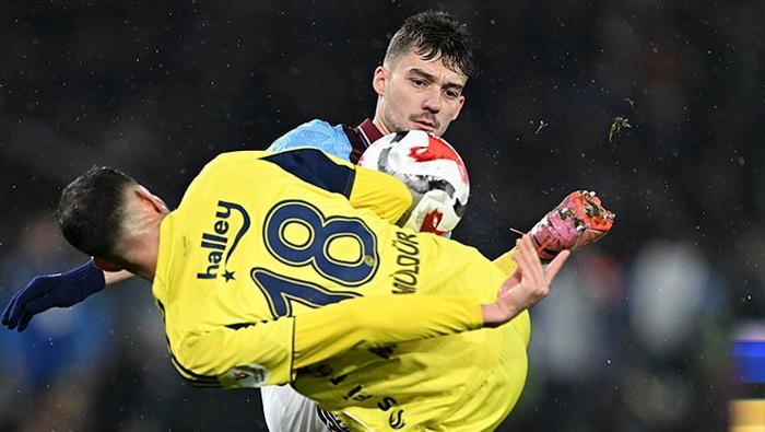 'O, BU ANLAMDA BİR ÖRNEK'
Savunmadaki aksiyonları, hücuma bindirmeleri çok iyiydi. 7-8 hafta önce farklıydı. Antrenmanları en iyi şekilde yaparsanız, kendinize inanırsanız karşılığını alırsınız. O da bu anlamda bir örnek.