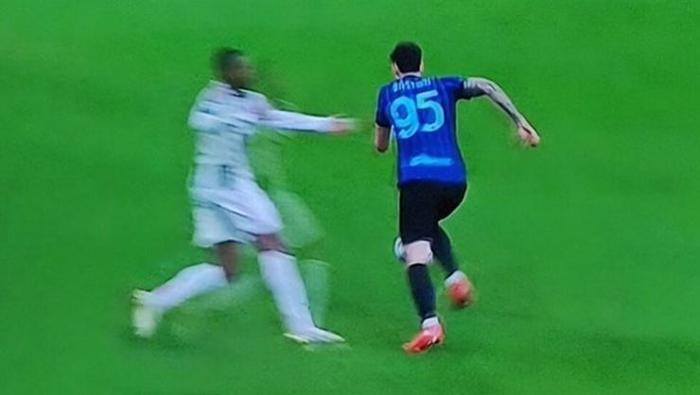 Damien Comolli çılgına döndü, Spalletti iterek uzaklaştırdı Inter - Juventus maçında skandal hakem kararı...