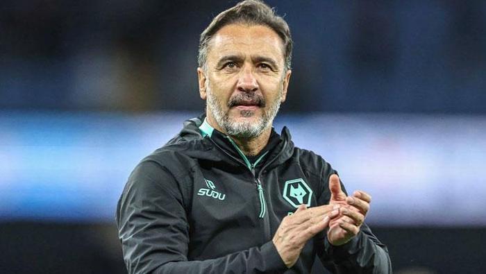 WOLVES’TA ZORU BAŞARMIŞTI
Vitor Pereira, geçtiğimiz sezonun ortasında, ligden düşmesi beklenen Wolverhampton’ın başına geçmişti. Portekizli hoca zoru başarıp Wolves’u ligde tuttu. Turuncu-Siyahlılar sezon başında transfere 140 milyon Euro harcadı. Ligin ilk 10 haftasında 8 yenilgi, 2 beraberlik gelince 2 Kasım 2025’te Pereira’nın görevine son verildi. Başarılı teknik adam bu kez düşme hattının hemen üzerindeki Nottingham ile aynı mücadeleyi verecek.