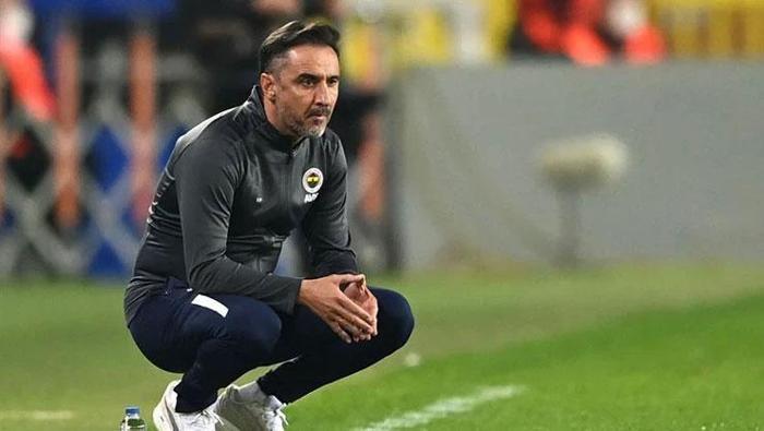 AYRILIKLARI OLAYLI OLDU
57 yaşındaki çalıştırıcı ilk maçına, çok iyi bildiği Kadıköy’de eski takımı Fenerbahçe’ye karşı çıkacak. Vitor Pereira, 2015-16 ve 2021-22 sezonlarında iki ayrı dönemde Sarı-Lacivertliler’i çalıştırmıştı. Pereira, ilk döneminde 2016-17 sezonuna başlamış, Şampiyonlar Ligi’nde Monaco’ya elenince görevden ayrılmıştı. Dönemin başkanı Aziz Yıldırım, Pereira’nın ayrılıp ülkesine döndüğünü söylemişti. Portekizli çalıştırıcı, Ali Koç’lu ikinci döneminde ise 3’lü savunma tercihi ve Mesut Özil’i oynatmaması nedeniyle başkan tarafından eleştirilip sonunda kovulmuştu.