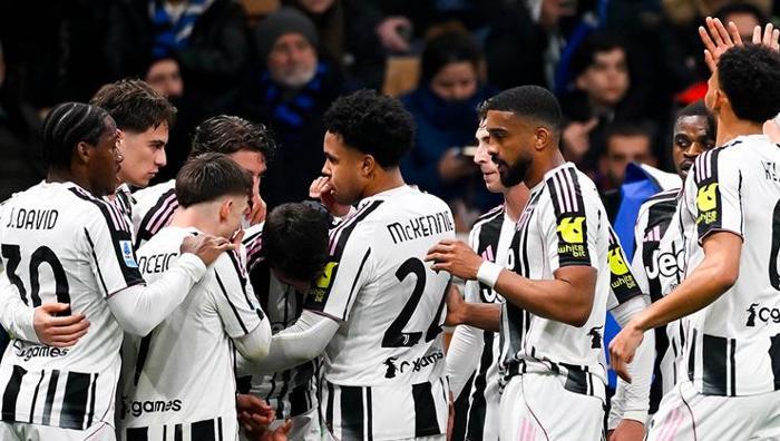 Galatasaray'a karşı Juventus'un seçimlerine dönecek olursak, takım büyük ölçüde Inter'e karşı San Siro'da sahaya çıkan kadroyu yansıtabilir. Şu anda rotasyon zamanı değil: Şampiyonlar Ligi'nde çeyrek finale yükselmenin baskısı, Spalletti'yi her alanda kendi fikirlerine sadık kalmaya itiyor.