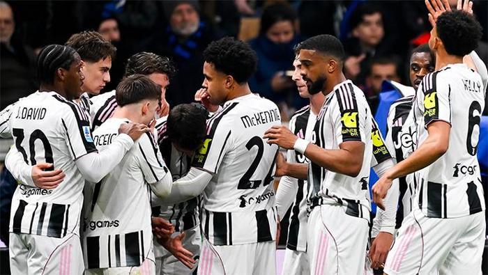 👉Juventus açısından Galatasaray eşleşmesini nasıl değerlendiriyorsun? İstanbul’daki ilk maçın belirleyici olacağını düşünüyor musun?  💬“Evet, bu Salı günü belirleyici olacak. Juventus için kaybetmemek büyük önem taşıyor; çünkü alınacak iyi bir sonuç, Torino’da daha özgüvenli oynamalarını sağlayacak. Juventus ayrıca, ilk yarıda Pierre Kalulu’nun gördüğü ve skor 1-1 eşitken gelen utanç verici kırmızı kartın ardından Inter’e kaybettikleri maçın yaralarını da hızla sarmak isteyecektir.”