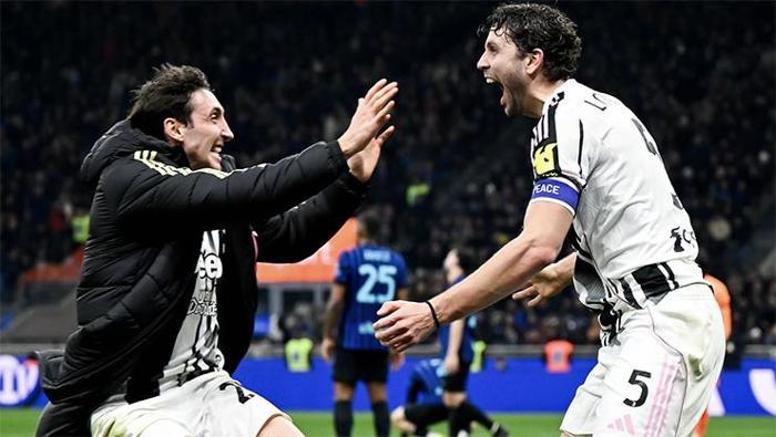 👉Sence bu iki maçın favorisi hangi takım?  💬“Juventus tur için favori konumunda. Geçen yıl olduğu gibi bir kez daha play-off aşamasında elenmek büyük bir hayal kırıklığı olur. Galatasaray, başa çıkılabilir bir rakip ve Juventus’un bu iki maç sonunda turu geçebileceğini düşünüyorum.”