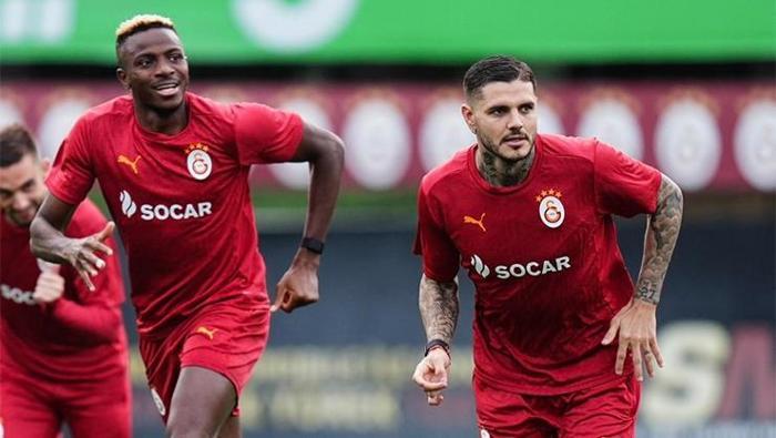 👉Galatasaray’ın hücum gücü ile Juventus’un savunma disiplini karşı karşıya gelecek. Sence maçın anahtarı hangi bölgede olacak ve Galatasaray’ın forvetleri (Icardi–Osimhen ikilisi) hızlı geçişlerde Juventus savunmasını nasıl zorlar? 💬“Galatasaray’ın hücum hattından kesinlikle çekinmek gerekecek; zira kadroda Serie A’dan tanıdık birçok isim yer alıyor. Victor Osimhen, kendi jenerasyonunun en güçlü forvetlerinden biri. Mauro Icardi ise Juventus’a karşı her zaman etkili olmuş bir oyuncu (bu arada ligde olduğu gibi 10 numara rolünde oynayıp oynamayacağını merak ediyorum). Napoli’den yeni transfer edilen Noa Lang da dikkat çeken isimler arasında. Ayrıca Leroy Sané ve İlkay Gündoğan gibi üst düzey ancak artık kariyerlerinin zirvesinde olmayan iki oyuncu da kadroda bulunuyor. Öte yandan Juventus, son bir buçuk aylık süreçte fiziksel açıdan diri ve sağlıklı bir görüntü sergiledi. Takım hem iyi oynuyor hem de özgüveni yüksek. Şampiyonlar Ligi’nde ise Monaco deplasmanı dışında, ki orada da turu garantilemişlerdi, dış sahada her zaman etkileyici performanslar ortaya koydular.”