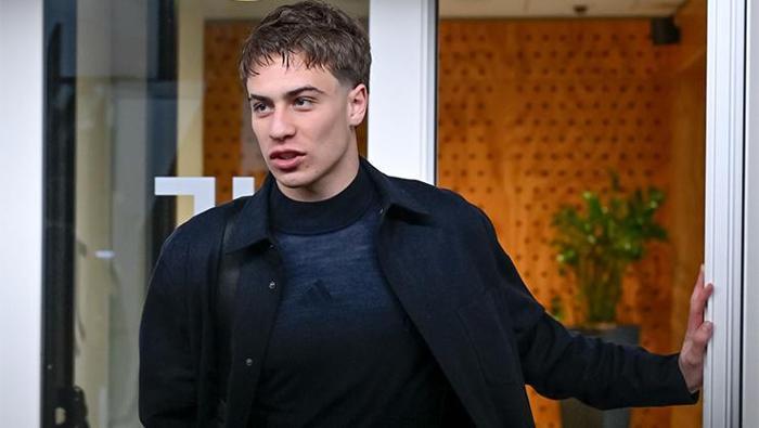 👉Galatasaray’ın sezon içindeki hücum verimliliği özellikle iç sahada çok yüksek, bu Juventus savunmasını nasıl zorlayabilir? Ayrıca Kenan Yıldız... İlk kez bir Türk takımına karşı forma giyecek? Ondan bu maçta neler bekliyorsun? 💬“Galatasaray’ın hücum hattı, hem çekinilen hem de kesinlikle saygı duyulan bir yapı. Oyuncuların büyük bölümünün İtalya’da forma giymiş olması, onları biraz daha tanınır kılıyor. Gleison Bremer ile Victor Osimhen arasında büyük bir eşleşme yaşanmasını bekliyorum. Ancak diğer tarafta Kenan Yıldız’ı kimin savunacağı da merak konusu. Yıldız, Juventus’un en güçlü oyuncusu ve sahip olduğu özelliklerle tüm Türk taraftarları heyecanlandırıyor. Kariyerinde ilk kez bir Türk takımına karşı oynayacak olması nedeniyle oldukça motive olacaktır; hatta bunun ona ekstra bir istek katacağını düşünüyorum. İnanın bana, formdaysa karşısında durmak hiç kolay değil.”