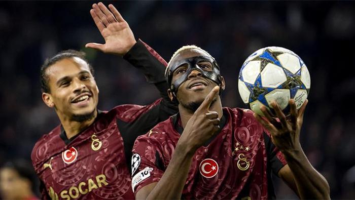 👉Peki ya Osimhen? Ayrıca Bremer ile Osimhen düellosu hakkında ne düşünüyorsun? 💬“Victor Osimhen’e ilişkin olarak, Gleison Bremer ile yaşanacak heyecan verici eşleşmenin ötesinde şunu da ekleyebilirim: Osimhen, Cristiano Giuntoli’nin en önemli transfer hedeflerinden biriydi. Eski Juventus yöneticisi, görevden alınmadan önce Osimhen’i kadroya katmak için çalışıyordu. Bildiğim kadarıyla Giuntoli, Osimhen ile bir anlaşmaya varmıştı ancak Napoli ile anlaşma sağlanamamıştı. Futbolda sıkça olduğu gibi, şartlar her an değişebiliyor. Şu anda ise onu Galatasaray’da mutlu görüyorum.”