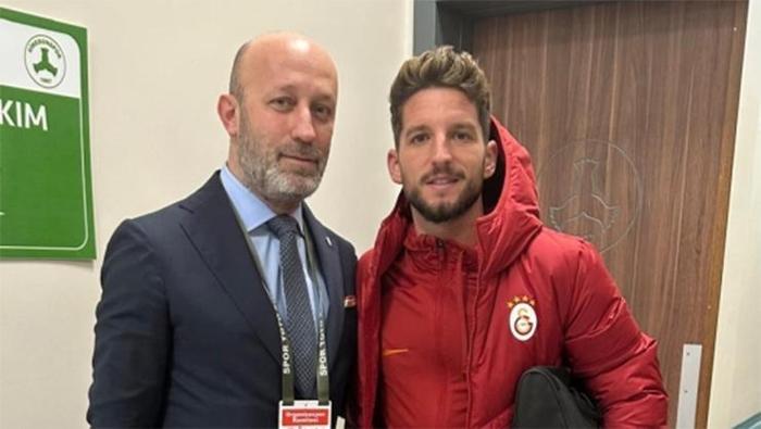 GERÇEKLEŞMEYEN TRANSFER
Transfer döneminin son günü inanılmaz derecede karmaşktır. Birçok transfer, diğer takımların hareketlerine bağlıdır, domino oynamak gibi. 2017'de Juventus'tan Kwadwo Asamoah'u transfer etmek istedik. Bu yüzden Marotta'yı aradım ve bilgi aldım. Oyuncu satılabilir ancak önce onun yerine geçecek Spinazzola konusunda Atalanta'dan cevap beklediklerini söyledi. Sonra Atalanta'nın sportif direktörünü aradım. Bana Spinazzola'yı bırakmak konusunda hazır olduklarını ancak Laxalt için Genoa'nın onayını beklediklerini söyledi. Genoa'yı aradım ve bana Laxalt'ın transfer olmayacağını söylediler. Böylece Juventus ile anlaşma suya düştü.