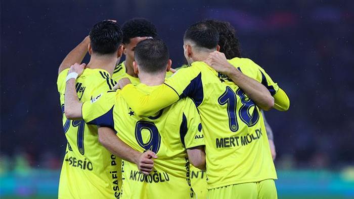 Trendyol Süper Lig'in 22. haftasında deplasmanda konuk olduğu Trabzonspor'u 3-2 mağlup eden Fenerbahçe, en büyük sürprizi, taktik değişiklikle Kante, Guendouzi ve İsmail’in aynı anda 11’de sahaya çıkması oldu. Domenico Tedesco, yaptığı bu hamleyle rakibinin orta saha etkinliğini azalttı, sahadan galibiyetle ayrılmayı başardı.