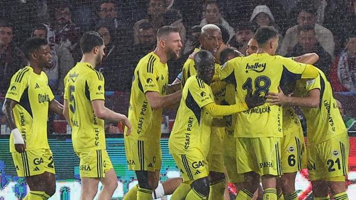 ERKEK FUTBOLDA DERBİ ZAFERİ
Sarı-Lacivertliler, zirve yolunda sezonun en zorlu deplasmanlarından birine çıktı. Kanarya, 1-0 yenik duruma düşmesine rağmen Talisca, Kerem ve Asensio’nun golleriyle 3-2 kazanmayı bildi.