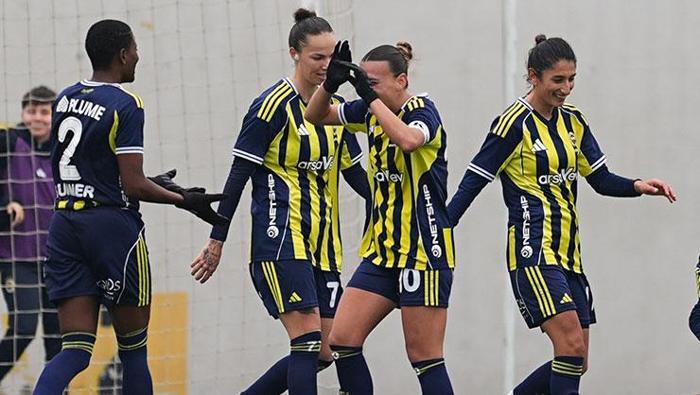 KADIN FUTBOLDA LİDERLİK SÜRDÜ
Kanarya’nın kadın futbol takımı, ligin 19. haftasında Hakkarigücü ile Dereağzı Lefter Küçükandonyadis Tesisleri’nde karşı karşıya geldi. Fenerbahçe arsaVev, rakibini Staskova ve Peritan’ın golleriyle 2-0 yendi ve namağlup liderliğini sürdürdü.