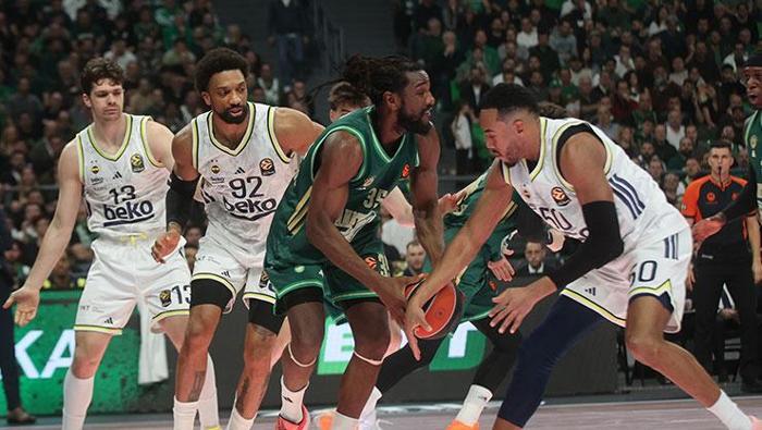 ERKEK BASKETBOLDA 2/2
Sarı-Lacivertliler’in erkek basketbol takımı önce Euroleague’de parkeye çıktı. Fenerbahçe Beko, kıran kırana geçen maçta Panathinaikos’u Atina’da 85-83’lük skorla dize getirdi. Jasikevicius’un öğrencileri, ligde ise Türk Telekom deplasmanında 88-76’yla galibiyete uzandı.