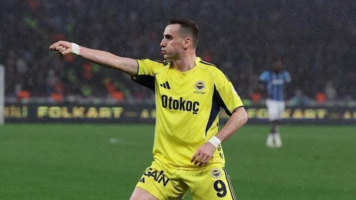 TRABZON'DA DA SAHNEYE ÇIKTI
Millî futbolcu, Trabzonspor deplasmanında ise bir gol, bir asistle galibiyette büyük pay sahibi olarak alkış topladı. Kerem Aktürkoğlu'nun çıkışı teknik heyeti ve taraftarları sevindirdi.