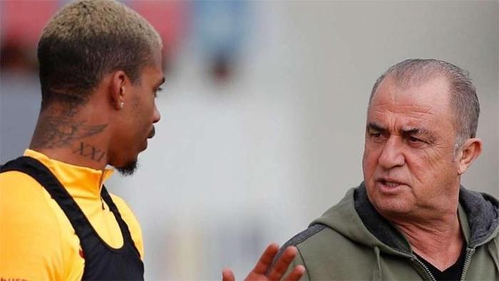 Kadroda eski öğrencilerinizden biri daha yer alıyor: Juventus’un eski oyuncusu Lemina. Ancak cezalı olduğu için bu maçta forma giyemeyecek…
“Galatasaray için bir dezavantaj ama Torino’daki rövanşta değerini gösterecektir. Galatasaray adına çok önemli bir oyuncu; sahada liderlik yapan, kaptan karakterine sahip bir isim. Ayrıca Macar futbolcu Roland Sallai de var. Rakipleri için her zaman bir sürprizi vardır. Maç boyunca durmaksızın koşar. Brezilyalı Gabriel Sara ise bir başka kilit oyuncu. İlk düdükten itibaren onu sahanın her yerinde görürsünüz. Takım arkadaşları için sürekli bir pas opsiyonudur; zaman zaman ön alandaki baskıyı başlatan isim olur ve özellikle duran toplarda önemli bir silah niteliğinde.”