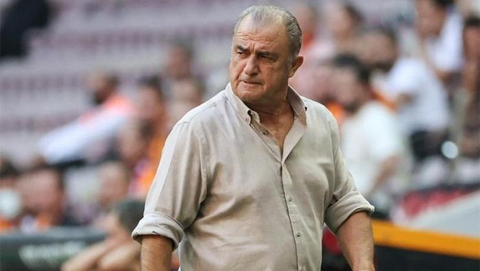 “İmparator”, Galatasaray ile Juventus arasındaki Avrupa mücadelesini nasıl görüyor?
“Bence bu, Şampiyonlar Ligi’nin en iyi play-off eşleşmesi. Çok heyecan verici, merakla beklenen ve sürükleyici bir karşılaşma. Tarafsız bir bakış açısına sahip olsaydım, diğer maçlar yerine kesinlikle İstanbul’daki karşılaşmayı izlemek isterdim. Galatasaray ile Juventus arasındaki her maçın ayrı bir hikâyesi vardır. Benim yer aldığım 1998 ve 2003 karşılaşmaları da dahil. Juventus, kariyerimdeki en özel rakiplerden biriydi. Fiorentina’nın başındayken Torino’da 3-3’lük harika bir beraberlik de elde etmiştik. Bu maçın anahtar kelimesinin ‘intensite’ olacağını düşünüyorum. Galatasaray, özellikle Şampiyonlar Ligi maçlarında yüksek tempoda oynamak isteyen bir takım. Hücumun en önünde Osimhen’le başlayıp, orta saha oyuncularının desteğiyle devam eden bir oyun anlayışları var. Juventus’un son dönemdeki oyun stilini de göz önünde bulundurursak, sahada futbol açısından oldukça sert bir mücadele bekliyorum. Galatasaray benim hayatım. ‘CimBom’u tüm kalbimle destekleyeceğim.”