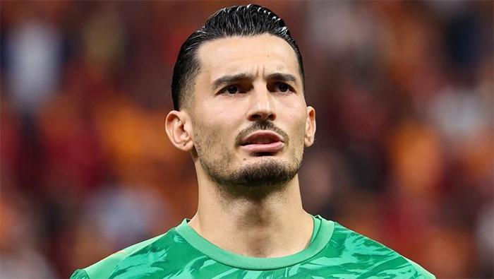 Şimdi Galatasaray’a geçelim.
“Galatasaray’ın da çok önemli oyuncuları var. Osimhen, Icardi ve İtalya’da iz bırakmış, şampiyon mentalitesine sahip Torreira gibi büyük isimlere saygı duymamak mümkün değil. Ayrıca Gündoğan, Sané ve Lang gibi dünya çapında oyuncular var. Bazen bu şampiyonlara tek bir saniye yeter; maçın bütün kaderini değiştirebilirler. Galatasaray kadrosuna baktığınızda bu yıldızların yanında başka önemli parçalar da görüyorsunuz. Bardakcı, Akgün ve Barış Alper Yılmaz gibi oyuncular kulübün kazandığı şampiyonluklara ciddi katkı sağladı. Onlar bu takımın Türk kalbi. Ayhan’ı, A Milli Takım’da ilk maçına çıktığı dönemde de çalıştırmıştım; son üç sezonda önemli roller üstlendi. Geçen sezon takıma katılan ve aynı zamanda milli oyuncu olan Elmalı da değerli bir isim. Ayrıca Uğurcan Çakır’dan da söz etmek isterim. Kulüp tarihinin en önemli kalecilerinden biri olan Fernando Muslera’nın yerini aldı; bu hiçbir zaman kolay değildir. Buna rağmen şu ana kadar çok iyi performans gösterdi ve daha da gelişecektir. Avrupa standartlarında üst düzey bir kaleci, Türkiye’nin bir numarası. Fransa-Kamerunlu Sacha Boey’nin Galatasaray’a transferinde yer almaktan mutluluk duymuştum; şimdi onu yeniden evinde görmekten de memnunum.”