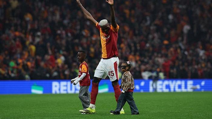 Osimhen kendisini rövanşa öylesine odaklamıştı ki, tarihi farklı zafere rağmen hakem maçı birkaç saniye erken bitirdi diye ufak çaplı bir sinir krizi bile geçirdi. Arkadaşlarının zor sakinleştirdiği yıldız futbolcu, daha sonra sevincini tribünlerle paylaştı ve galibiyetin tadını çıkardı.