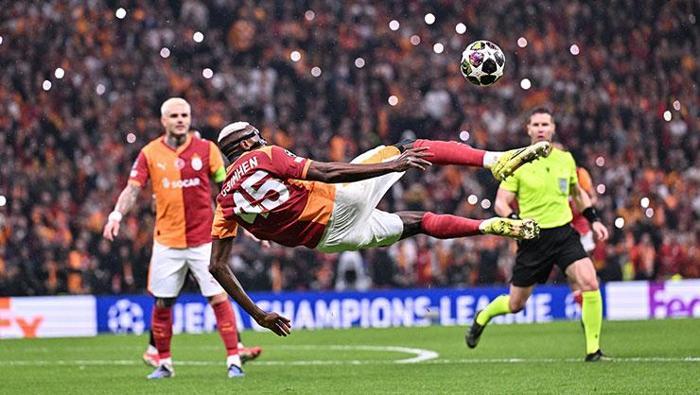 ‘OSİMHEN ÇOK HIRSLI BİR OYUNCU DEĞİL Mİ?’
“Osimhen çok hırslı bir oyuncu değil mi? Bugün 2 asist. Yunus'la Osimhen bugün çok uyumsuzlardı. Yunus'un performans dalgalanmasında daha önce taraftardan gördüğü tepkiler olabilir mi? Topu alır almaz hep Osimhen'i arıyor. Yunus'un fiziksel değil, kafasında özgüven gitmiş. Canı sağ olsun. Ben Yunus'un toparlanmasını ve daha iyi oynamasını bekliyorum.