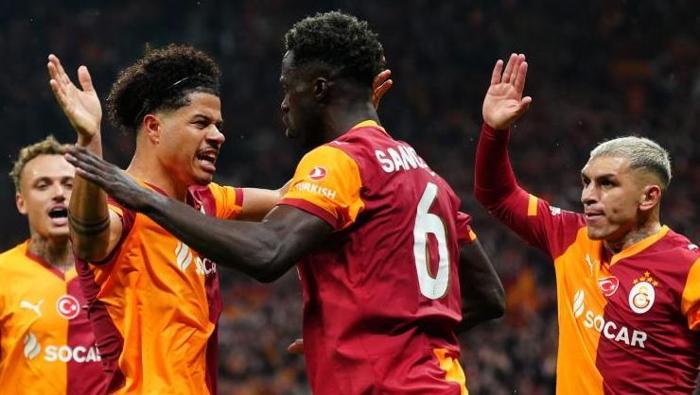 Süper Lig rahatlığında! / Cem Dizdar - Fanatik
Galatasaray’ın başlangıç temposunu ilk 15 dakikada faul tercihleriyle dindirmeye çalışan Juventus yine de hocalarının öngördüğü yerden yedi golü! Luciano Spaletti, ‘9 numara ansiklopedisi’ olarak tanımladığı ikiliden Osimhen’in ceza sahası içinde kaos yarattığını belirtmişti maç öncesi. Öyle de oldu. Kullandıkları taçtan gelen topta Kenan’a baskı kuran Osimhen, Sara’nın golünü hazırlayan isimdi. Keza Noa Lang’ın dördüncü golü de öyle! Ne var ki ilk golün başlama vuruşunu geri oynadıktan sonra süratle hücum alanına taşıyarak Galatasaray ön alanını savunmadan kolay kopardı Juventus. Dakika dolmadan beraberliği buldu. Rövanşta bu tür ‘Dalıp gitmelere’ dikkat etmek gerektiği ortaya çıktı. Geri düşse de Galatasaray topla oynayıp, şut da denedi ancak ilk devre özellikle Yunus, Noa Lang ve Barış Alper’in beklenenin altında kalması hücumu sınırladı. Hal böyle olunca hücum yükü Sara’ya bindi ve Juventus hem savunmayı kolay yapıp hem Sara bölgesinden hücuma kolay çıktı!