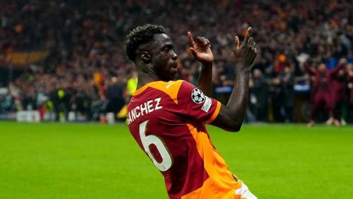 Unutulmaz gece / Tunç Kayacı - Fanatik
Şampiyonlar Ligi’nde ilk 16 mücadelesinin ilk ayağında evinde avantajlı bir skor için sahaya çıktık. Kağıt üzerinde güç dengelerine bakarsak Juventus tercih ettiğimiz bir rakipti. Ama gerçekçi olmak lazım, bu ligde seviye başka ve vitesi ve oyun kalitenizi yükseltmeniz gerek. Okan Buruk herkesin tahmin ettiği bir 11 sahaya sürerken, biraz iç saha kadrosu diyebiliriz. Aslında başlangıç olarak istediğimiz gibi golle başladık öne geçtik ancak öne geçmenin tadını çıkaramadan beraberlik golünü kalemizde gördük. Yediğimiz golün küçük bir analizini yaptığımızda Barış Alper’in acemice yediği çalımla başlayan atak savunmayı da oyundan düşürdü ve Juventus’un golü geldi.