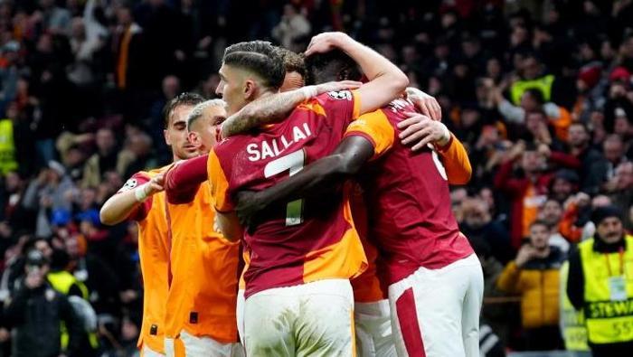 Rehavet yok
Açıkçası ilk yarıda ligde bir rakibe karşı gibi oynarken, ikinci yarıda rakibimiz Şampiyonlar Ligi’nde olduğunu anladık bana göre. Okan Buruk’un, 70 dakika Yunus’u oyundan tutması da düşündürücüydü. Öne geçtikten sonra rüzgarı arkamıza alırken Juventus‘un 10 kişi kalması bizim için büyük bir avantajdı… Geceye damgasını vuran Lang attığı gollerle mücadelesiyle taraftarın gönlünde taht kurdu. Bu maçın ikinci ayağı da var, rehavete kapılmak yok. Ancak ikinci yarıdaki ciddiyetimizi İtalya’da sahaya koyarsak bu skor avantajıyla turu geçip ilk 16’da yolumuza devam ederiz. Boey ile gelen 5. golle tarihi bir gece yaşarken tebrikler Galatasaray, tebrikler Okan Buruk, tebrikler taraftar.