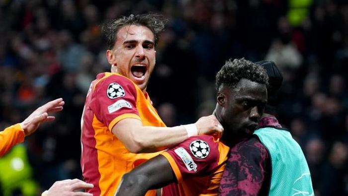 Toparlanmaya başladığımız anda bu defa sahanın etkisi ismi Yunus kaptırdığı topla başlayan atak ve 2. golü ağlarımızda gördük. Aslında bu dakikaya kadarki görüntü Lemina olmayınca manzara bu dedirtti. Çünkü bu seviyede top rakipteyken de karakter koyacaksınız, temaslı oynayacaksınız, sadece top bizdeyken yetmiyor. İkinci yarı aynı 11’le sahaya çıkarken, Okan Buruk sanırım hamlesini oyunun gidişatına bırakmıştı. Lang ile gelen beraberlik golü umutlarımızı tekrar tazeledi ve hem çok güzel bir dakikada. Psikolojik üstünlüğü yakaladığımızda oyunsal anlamda da havamızı bulduk ve duran toptan gelen Sanchez golü ile de öne geçtik.