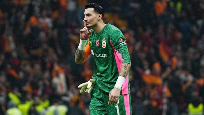 Çizmeyi aştı / Serkan Akcan - Fanatik
Galatasaray tarihi maçlardan birine daha imzasını attı, Juventus’u Ali Sami Yen’de 5’ledi, tur biletini büyük oranda cebine koydu. Galatasaray’ın başlangıç planı yüksek şiddetli bir ön alan baskısını tribün coşkusuyla birleştirmek üzerine kuruluydu. Bu konuda başarılı da oldu. Temsilcimiz bu baskı sonucu, Juventus taç kullanırken Kenan’ı hataya zorlayıp Sara ile golü buldu. Bu nefis bir başlangıç planıydı. Ne var ki, bu golün anonsu yapılırken Koopmeiners skoru eşitlemişti bile. Galatasaray, 1-1’in ardından baskı kalitesini artıramadı çünkü Yunus’tan Lang’a ön taraftaki herkes fazla yumuşak kaldı. Buna mukabil Juventus kemik sesleri eşliğinde ikili mücadelelere girmeyi başardı. 40. dakika dolduğunda fauller 10/1 Juventus lehineydi.