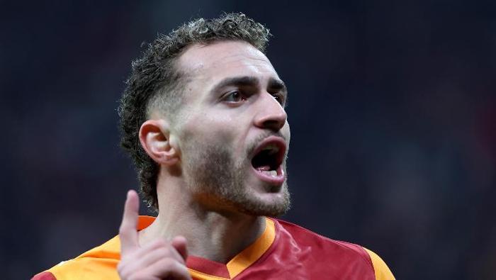 Arrivederci Juventus / Burak Özdemir - Fanatik
Galatasaray dün gece Türk futbol tarihine geçecek bir iş yaptı. Juventus’u sadece yenmedi aciz duruma düşürdü. 4-2’den sonra bile durmadılar. 5’i istediler ve buldular. 6 da olurdu ama süre yetmedi. Okan Buruk ve öğrencilerini alnında öpmek lazım. Bu galibiyet uzun yıllar anlatılacak türden. Bu galibiyet Okan Buruk için de Serie A’da teknik adamlık yapma kapısını da ardına kadar açtı. 5-2’lik muazzam galibiyetin ardından ise söylenecek şey şu: Arrivederci Juventus!