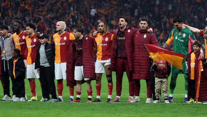 Bravo Okan hoca
Maçın genelinde Yunus Akgün’ün karar anlarında bocalaması şaşırtıcıydı. Yunus, Osimhen’in arkasında 10 numara oynamanın gereklerini yerine getiremedi. Sırtı dönük top almakta zorlandı, aldığında kolay kaybetti. Osimhen ile bir türlü doğru iletişim kuramadılar. Nijeryalı’nın koşu yolunu görüp ayırt etmekte hayli zorlandı. Osimhen her ne kadar kendi gol atamasa da neredeyse Galatasaray’ın tüm gollerinin içinde vardı. Juventus savunmasına karşı fiziksel avantajlarını üst limitlerinde kullandı. Rakip ceza sahası içinde tüm Juveli savunmacıları tedirgin etti, ayaklarındaki topları aldı, arkadaşlarına goller hazırladı. Sallai ve Barış Alper Yılmaz’ın fizik kalitelerini sonuna kadar kullanmaları da galibiyette önemli rol oynadı. Noa Lang sağ forvette başladığı maçı 2 golle tamamlarken Boey’in sağ beke girmesiyle 10 numaraya geçti. Esnek oyun yapısıyla Okan Buruk’un yeni prensi olduğununun teyidini aldı. Okan hoca, harika bir yönetim gösterdi. Maçın her saniyesini yaşadı, doğru değişiklerle maçın momentumunu elinde tuttu, deyim yerindeyse kararlarıyla çizmeyi aştı.