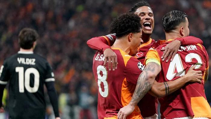 Orkestra şefi
Galatasaray’da dün gece öne çıkan bir çok isim oldu. Bunların başında bir numara ben Gabriel Sara’yı yazarım. Attığı golün ve yaptığı asistin yanı sıra bir dakika durmadı. Hem hücumda hem defansta muhteşem bir tempoyla oynadı. Takımı adeta bir orkestra şefi gibi yönetti. Öte yandan Yunus Akgün bugün gününde değildi. Koppmeiners’in ceza sahasına attığı boş koşuları takip etmesi gereken isimdi ama vasatın üstüne çıkamadı.