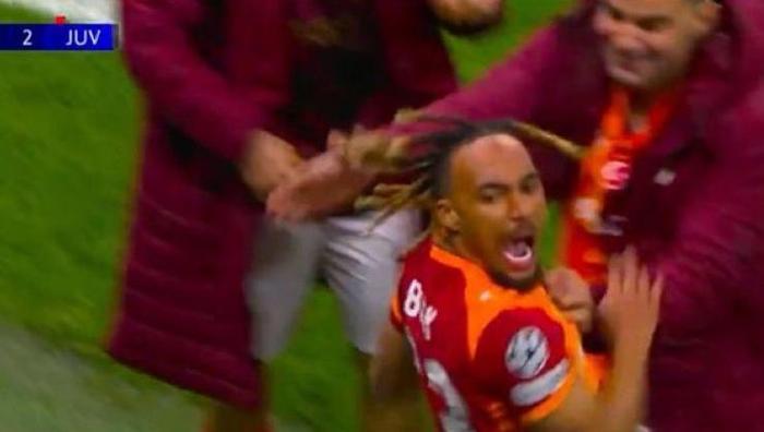 Yıldız oyuncu golün ardından protokol tribünün önüne gelerek sinirli bir şekilde tribüne doğru el hareketi yaptı ve bu durum herkesin dikkatini çekti.