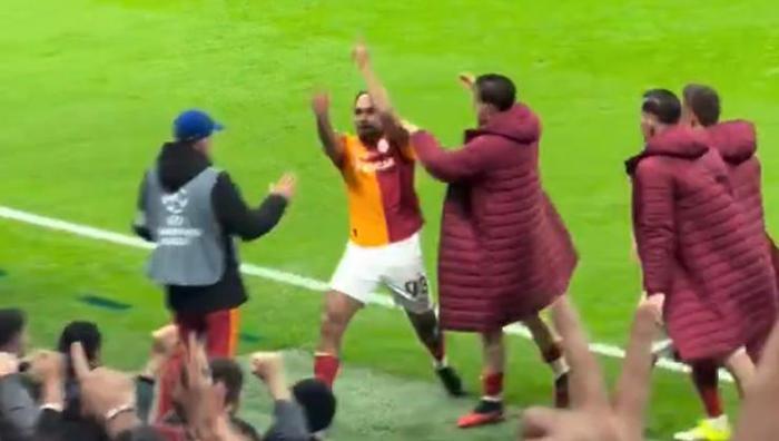 İddialara göre, yıldız oyuncu bu hareketi, dün gece Rams Park'ta bazı oyuncular izlemek için gelen Bayern Münih yetkililerine yaptı.