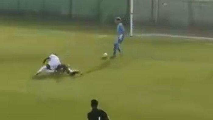 Pozisyonda topun kontrolünü sağlayamayan Duran, önce rakibine kolunu savururken ardından kollarıyla rakibinin kafasını sıkıştırarak yere düşürdü. Yaşanan pozisyonun ardından gerilim tırmandı ve iki oyuncu birbirinin üzerine yürüdü. Takım arkadaşları araya girerek ikili arasındaki tansiyonu düşürdü.